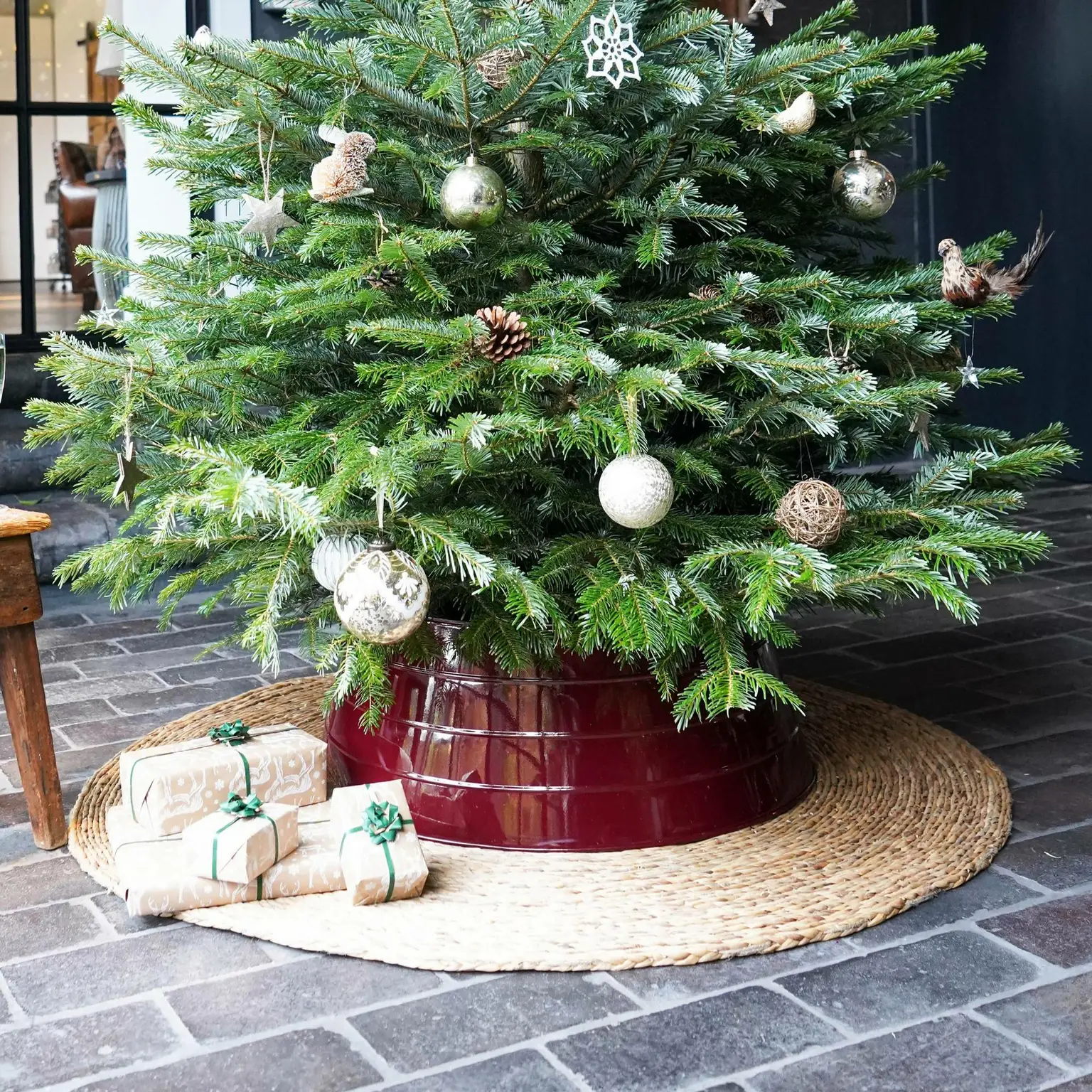 Metallic tree skirt hotsell