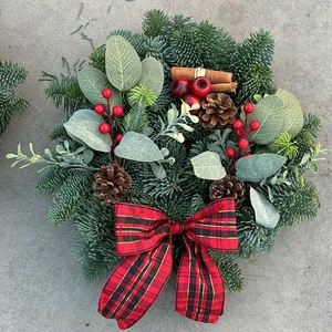 Rosehip & Eucalyptus Wreath - 8"